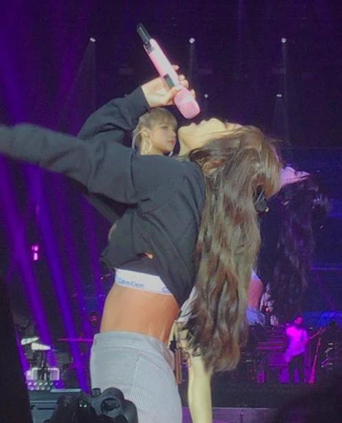 Sở thích diện đồ khoe nội y của Jennie-3