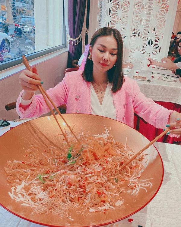 Thanh Hằng, Quỳnh Anh Shyn, Thúy Ngân lên đồ hồng du xuân: Tưởng sến súa mà đẹp khó cưỡng-2