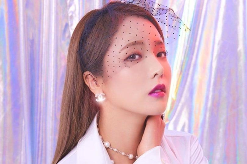 Hong Jin Young quyên góp 5000 chiếc mặt nạ cho Viện Phát triển nguồn nhân lực cảnh sát Asan để phòng chống lại dịch bệnh corona.