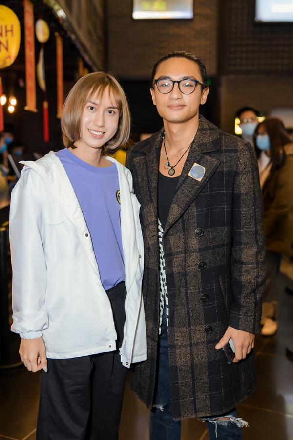 "Tôi không hiểu sao mọi người lại chú ý quá nhiều đến hình ảnh mới của tôi vì mỗi ngày, tôi đều cập nhật mọi hoạt động trên trang cá nhân chứ không phải bây giờ mới cố tình tung ra để gây sốc", nam ca sĩ chia sẻ.