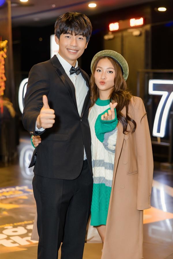 Ở cuối sự kiện ra mắt phim tại Hà Nội, Khả Ngân đã lột bỏ khẩu trang, khoe nhan sắc rạng rỡ, xinh đẹp bên bạn diễn nam Quốc Anh. Cả hai được dự đoán trở thành một trong những cặp đôi đẹp nhất của điện ảnh Việt Nam năm nay.