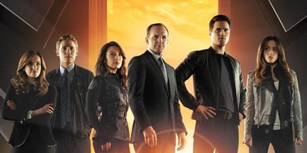 "Agents of S.H.I.E.L.D." có lẽ là sản phẩm độc nhất vô nhị của Marvel khi đã giữ sóng được 7 năm mà vẫn chưa hề hạ nhiệt. Hiếm có series nào mỗi lần trở lại đều mang đến thú vị và bất ngờ nhiều hơn cho người xem. "Agents of S.H.I.E.L.D." thoát khỏi vũ trụ Marvel để trở thành một bộ phim độc lập, những nhân vật trong phim đều mới mẻ với khán giả vì hầu hết chưa từng được nhắc đến trong loạt phim "The Avengers". Dẫn đầu nhóm đặc vụ là Phil Coulson (Clark Gregg). Đội của Coulson bao gồm: đặc vụ Grant Ward (Brett Dalton) - chiến binh cừ khôi và hoạt động gián điệp, đặc vụ Melinda May (Ming-Na Wen) - phi công và võ sĩ chuyên nghiệp, đặc vụ Leo Fitz (Iain De Caestecker) - kĩ sư giỏi giang, đặc vụ Jemma Simmons (Elizabeth Henstridge) - thiên tài sinh hóa và tân binh Skye (Chloe Bennet) - hacker siêu hạng.