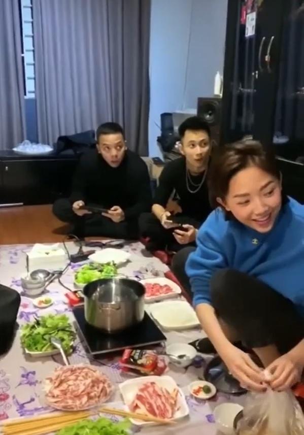 Ảnh Tóc Tiên ăn Tết cùng bạn trai Hoàng Touliver ở Hà Nội-2