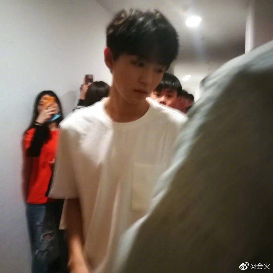 Mỹ nam Hoa ngữ trong ảnh chụp vội: Tiêu Chiến xuất thần hơn cả Vương Nhất Bác-2