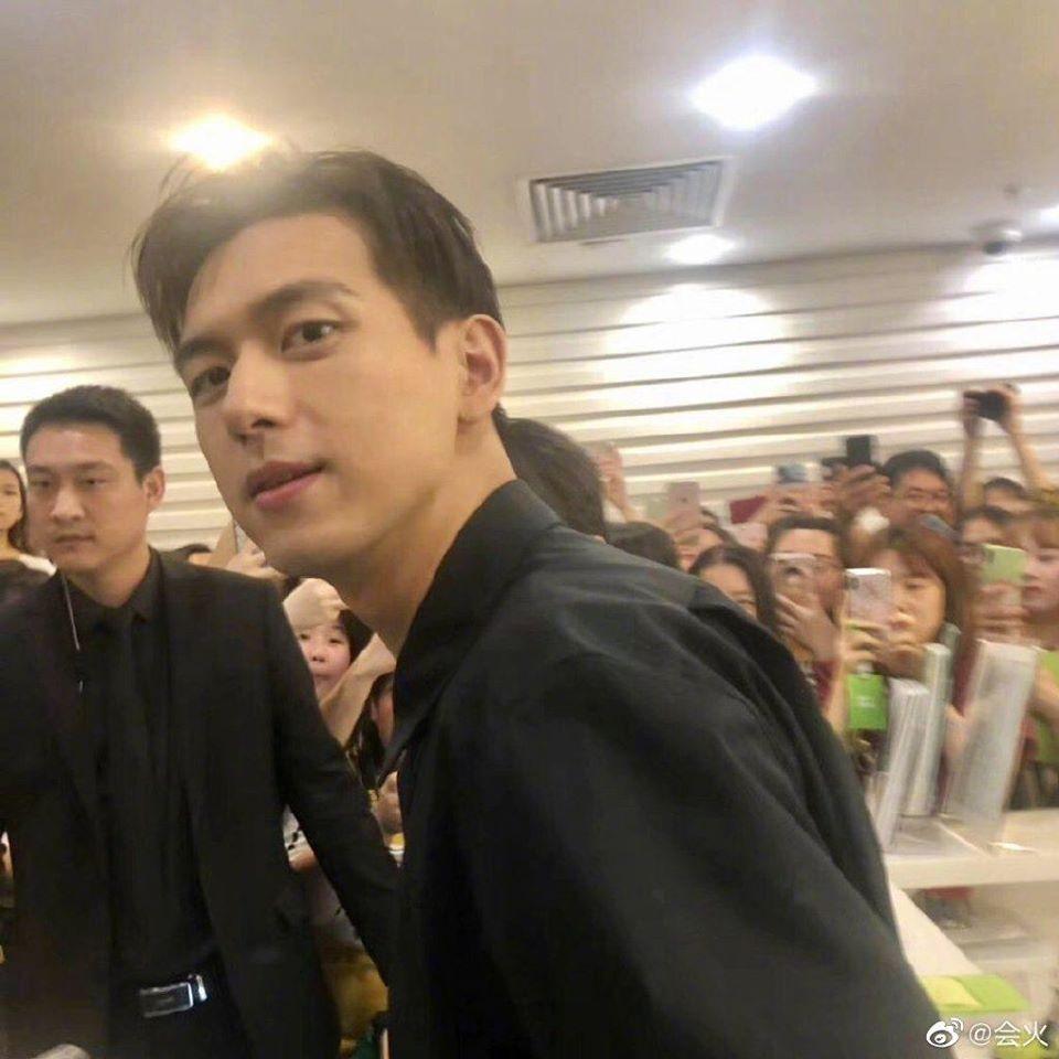 Mỹ nam Hoa ngữ trong ảnh chụp vội: Tiêu Chiến xuất thần hơn cả Vương Nhất Bác-7