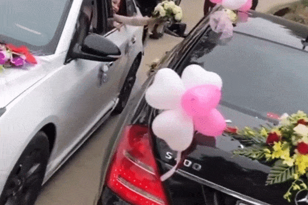 Cô dâu chú rể phát khẩu trang miễn phí trên phố khiến dân mạng tranh cãi gay gắt-4