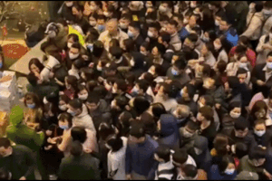 'Cơn khát' khẩu trang tăng cao trong dịch virus corona, chợ thuốc lớn nhất Hà Nội 'như ngày tận thế'