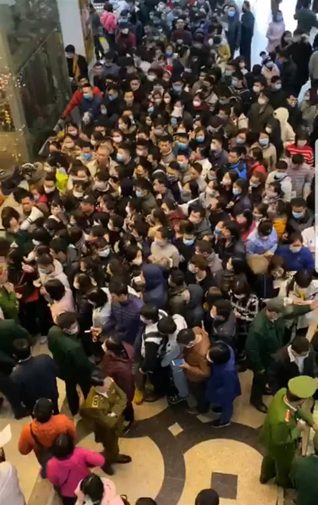 Cơn khát khẩu trang tăng cao trong dịch virus corona, chợ thuốc lớn nhất Hà Nội như ngày tận thế-1