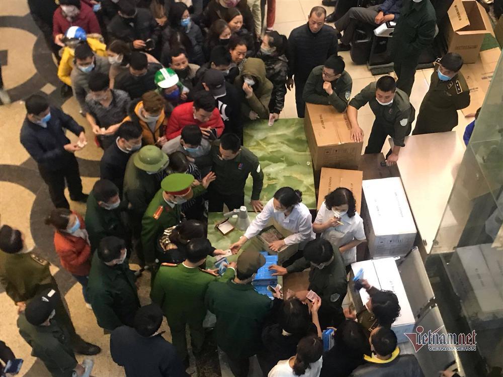 Cơn khát khẩu trang tăng cao trong dịch virus corona, chợ thuốc lớn nhất Hà Nội như ngày tận thế-4