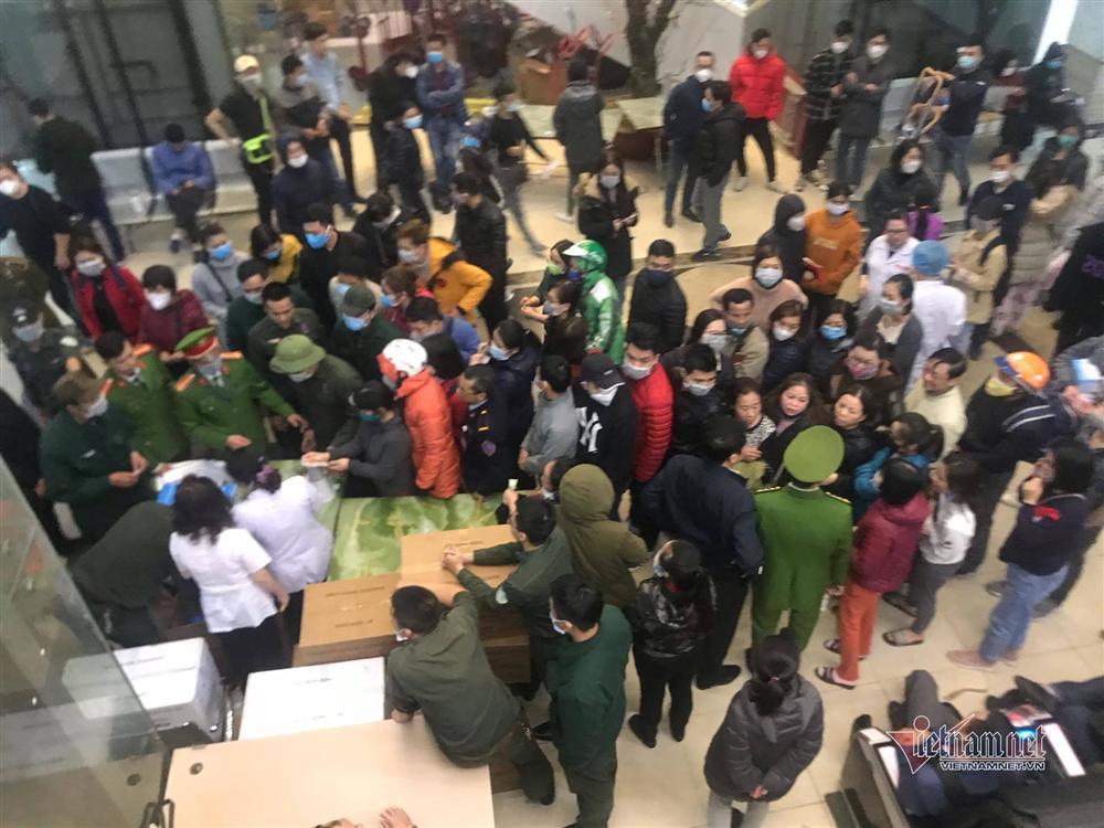 Cơn khát khẩu trang tăng cao trong dịch virus corona, chợ thuốc lớn nhất Hà Nội như ngày tận thế-7