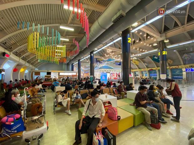 Cả trăm du khách Việt vật vờ ở sân bay Đài Loan từ sáng đến tối để chờ về nước trong mùa dịch virus corona-3