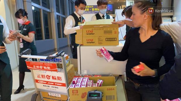 Cả trăm du khách Việt vật vờ ở sân bay Đài Loan từ sáng đến tối để chờ về nước trong mùa dịch virus corona-7