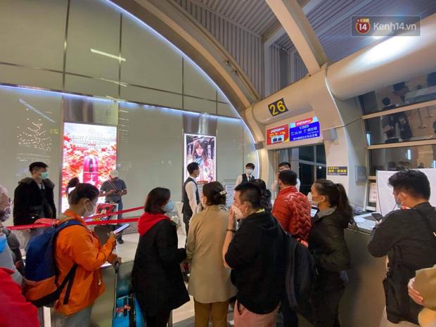 Cả trăm du khách Việt vật vờ ở sân bay Đài Loan từ sáng đến tối để chờ về nước trong mùa dịch virus corona-9