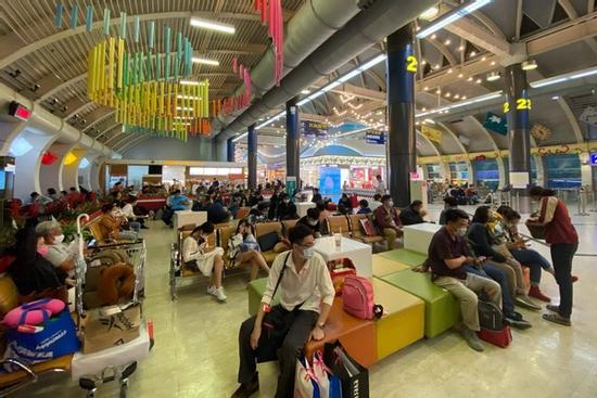 Cả trăm du khách Việt vật vờ ở sân bay Đài Loan từ sáng đến tối để chờ về nước trong mùa dịch virus corona