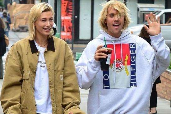 Justin Bieber thường mặc xấu, tóc rối tung khi sánh đôi bên vợ