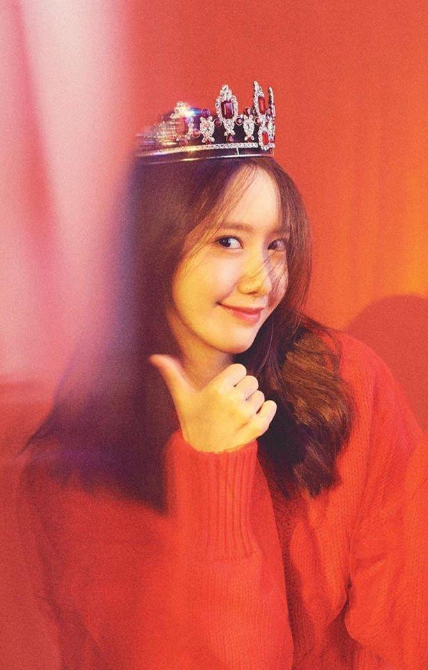 Chẳng cần cầu kỳ mà chỉ diện trang phục đơn giản và đội vương miện, Yoona đã đủ hóa nữ thần với vẻ đẹp trong veo.