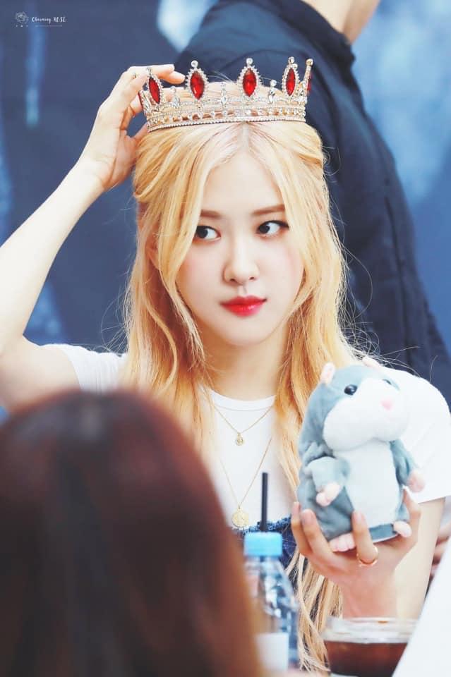 Trong khi đó, Rosé vô cùng đáng yêu với vương miện nhỏ xinh cùng áo phông.
