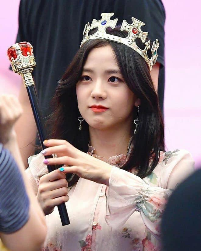 Jisoo hóa công chúa nhỏ với vương miện và cây quyền trượng.