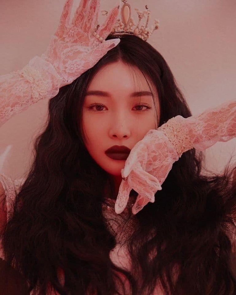 Chungha quyền lực và ma mị đước ví như cây hậu đen trong bàn cờ vua.