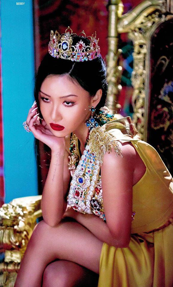 Hwasa chất lừ như một nữ chúa trong vai phản diện.