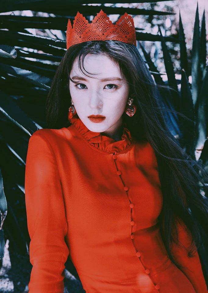 Irene (Red velvet) lập tức ghi điểm ngay từ cái nhìn đầu tiên với nhan sắc không góc hết khi đội vương miện đỏ quyền lực.