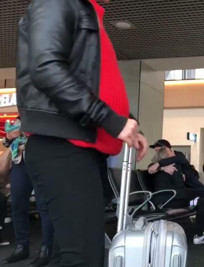 Sợ quá cân hành lý, hành khách không ngại nhồi nhét cả chục chiếc áo lên người-9