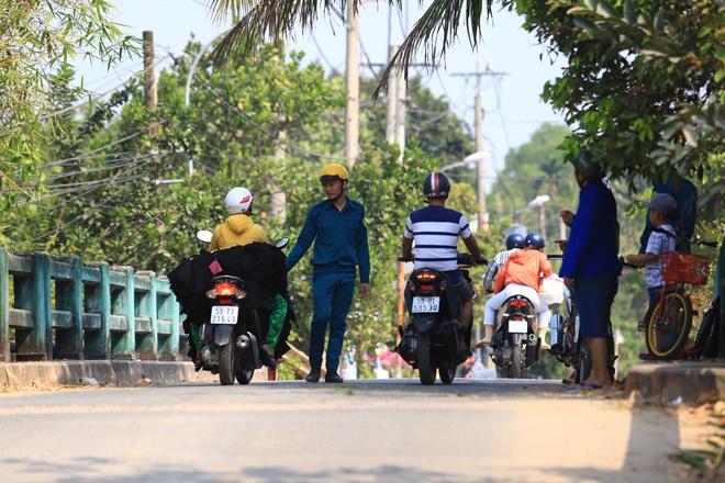 Chạy 60 km đi Củ Chi xem vây bắt Tuấn Khỉ-1