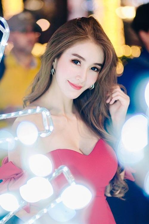 Diện đồ quá hở khi lễ chùa đầu năm, hot girl bị chỉ trích nặng nề-5