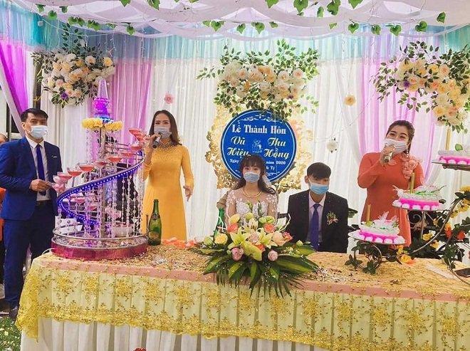 Đám cưới mùa virus corona: Cô dâu chú rể, MC và ca sĩ đeo khẩu trang trong lễ thành hôn-1