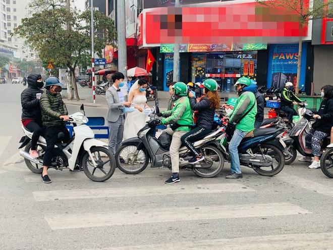 Cô dâu chú rể phát khẩu trang miễn phí trên phố khiến dân mạng tranh cãi gay gắt-1