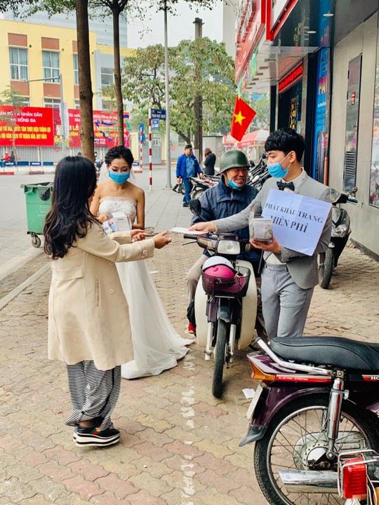 Cô dâu chú rể phát khẩu trang miễn phí trên phố khiến dân mạng tranh cãi gay gắt-3