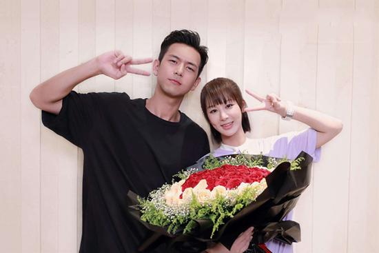 Chỉ 1 chi tiết nhỏ, fan couple Dương Tử - Lý Hiện khẳng định chắc nịch thần tượng đang hẹn hò