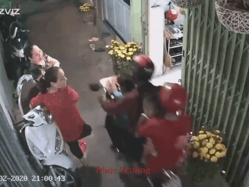 Clip: Sợ hãi nhìn tên cướp đang chở theo vợ con vẫn giật dây chuyền, kéo lê người phụ nữ ở Sài Gòn-1