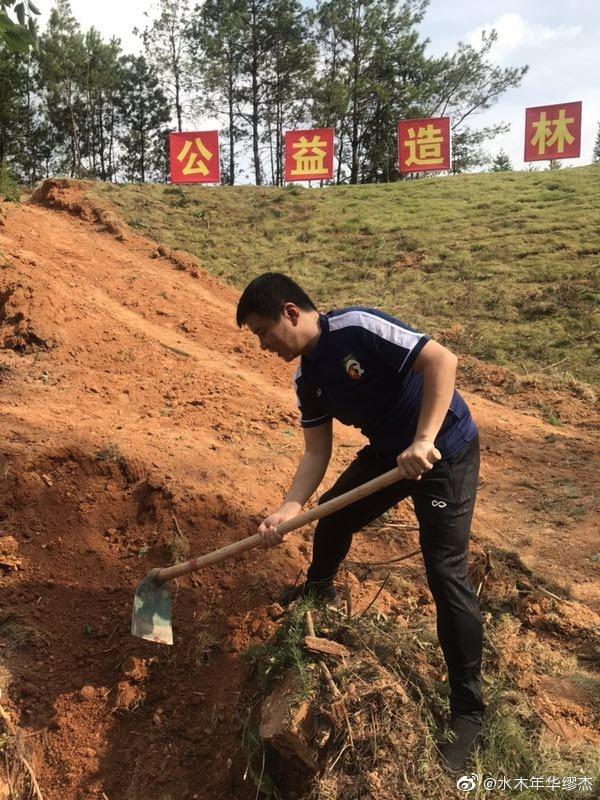 Trên trang cá nhân của Mâu Kiệt, không khó để bắt gặp hình ảnh anh tham gia các chương trình thiện nguyện khắp Trung Quốc. Nam ca sĩ giúp đỡ trẻ em tật nguyền, xây sân bóng chuyên cho học sinh, thậm chí còn về quê hương quay video để quảng bá cho đặc sản lá trà của địa phương.