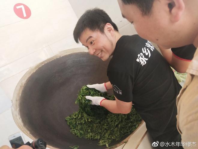 Thủy Mộc Niên Hoa là nhóm nhạc gồm 2 thành viên được thành lập từ năm 2001, dòng nhạc chính theo đuổi là nhạc dân ca Trung Quốc và nhạc pop. Nhóm được ca ngợi là "nhóm nhạc có học thức" vì cả cả 4 thành viên (đội hình ban đầu) đều tốt nghiệp Đại học Thanh Hoa, trường đại học top đầu của Trung Quốc.