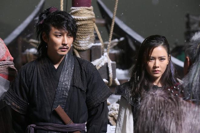 Kim Nam Gil - Shark và The Pirates: Giống như Kim Joo Hyuk, Kim Nam Gil rất có duyên đóng cặp cùng Son Ye Jin. Hai ngôi sao hợp tác lần đầu trong phim Shark và vướng tin đồn "phim giả tình thật". Son Ye Jin và Kim Nam Gil đều nhanh chóng phủ nhận và khẳng định chỉ giữ mối quan hệ bạn bè thân thiết. Một năm sau, cặp đôi tái ngộ trong The Pirates. Son Ye Jin và Kim Nam Gil vẫn thoải mái xuất hiện cạnh nhau và trò chuyện thân mật dù chưa dập tắt được nghi vấn yêu đương trước đó.