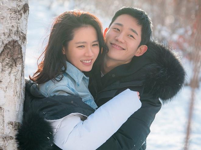 Jung Hae In - Something in the Rain: Trước lúc bùng nổ danh tiếng cùng tác phẩm truyền hình Something in the Rain (Chị đẹp mua cơm ngon cho tôi), Jung Hae In chỉ là diễn viên mới nổi, sở hữu gia tài phim ảnh ít ỏi. Sự ăn ý của anh và đàn chị Son Ye Jin cùng nội dung lôi cuốn đã giúp bộ phim tạo hiệu ứng lan tỏa mạnh mẽ. Sau Something in the Rain, tài tử họ Jung trở thành cái tên được nhiều đạo diễn, nhà sản xuất săn đón.