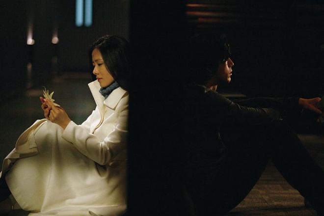 Go Soo - White Night: Son Ye Jin đóng cặp cùng tài tử Go Soo trong White Night. Với tác phẩm này, cô đích thân thể hiện tất cả cảnh nóng trần trụi, táo bạo hơn nhiều bộ phim trước đó mà không sử dụng diễn viên đóng thế. White Night lập kỷ lục doanh thu phòng vé, trở thành một trong những phim ăn khách nhất năm 2009. Son Ye Jin cùng Goo Soo được yêu mến vì độ đẹp đôi và diễn xuất ăn ý. Màn kết hợp của hai ngôi sao được gọi là "cú bùng nổ ngoại hình".