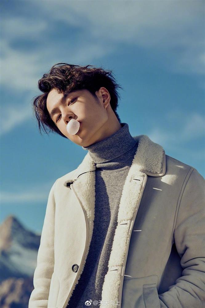 Luôn giữ gương mặt lạnh lùng nhưng Vương Nhất Bác chỉ mỉm cười với Tiêu Chiến, fan couple reo hò: Bác Quân Nhất Tiêu là có thật-2