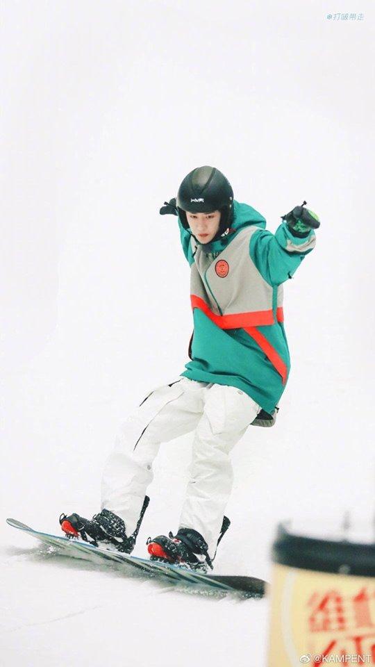 Luôn giữ gương mặt lạnh lùng nhưng Vương Nhất Bác chỉ mỉm cười với Tiêu Chiến, fan couple reo hò: Bác Quân Nhất Tiêu là có thật-4