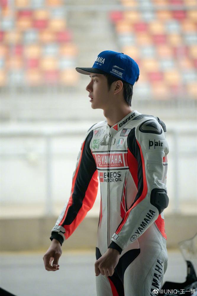 Luôn giữ gương mặt lạnh lùng nhưng Vương Nhất Bác chỉ mỉm cười với Tiêu Chiến, fan couple reo hò: Bác Quân Nhất Tiêu là có thật-5