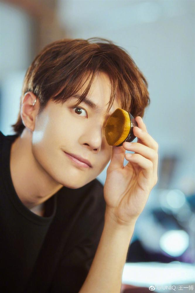 Luôn giữ gương mặt lạnh lùng nhưng Vương Nhất Bác chỉ mỉm cười với Tiêu Chiến, fan couple reo hò: Bác Quân Nhất Tiêu là có thật-6