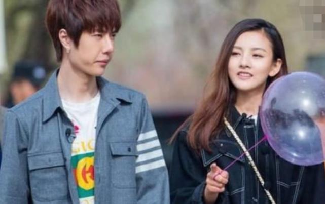 Luôn giữ gương mặt lạnh lùng nhưng Vương Nhất Bác chỉ mỉm cười với Tiêu Chiến, fan couple reo hò: Bác Quân Nhất Tiêu là có thật-8