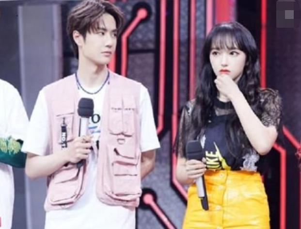 Luôn giữ gương mặt lạnh lùng nhưng Vương Nhất Bác chỉ mỉm cười với Tiêu Chiến, fan couple reo hò: Bác Quân Nhất Tiêu là có thật-9