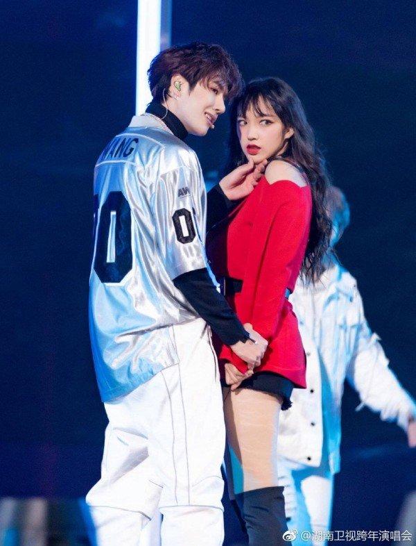 Luôn giữ gương mặt lạnh lùng nhưng Vương Nhất Bác chỉ mỉm cười với Tiêu Chiến, fan couple reo hò: Bác Quân Nhất Tiêu là có thật-10