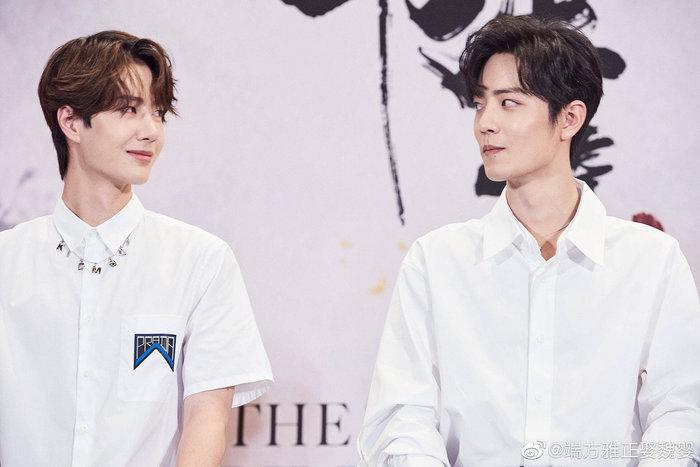 Luôn giữ gương mặt lạnh lùng nhưng Vương Nhất Bác chỉ mỉm cười với Tiêu Chiến, fan couple reo hò: Bác Quân Nhất Tiêu là có thật-13