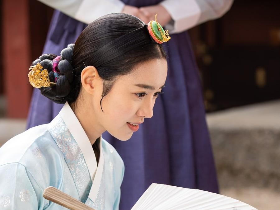 Jin Se Yeon xinh đẹp nổi bật trong hậu trường bộ phim truyền hình “Queen: Love And War”.