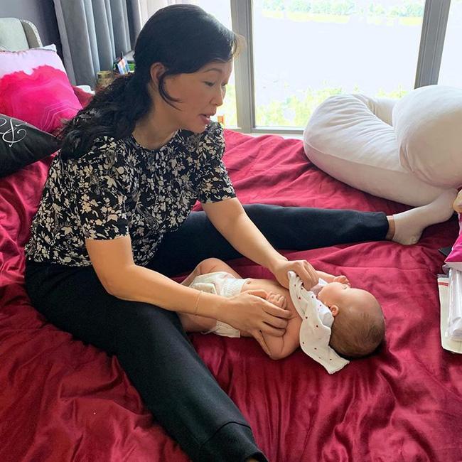 Ngồi chăm con, Shark Linh - Thương Vụ Bạc Tỷ lập tức chiếm spotlight vì cách ăn mặc xuề xòa-2