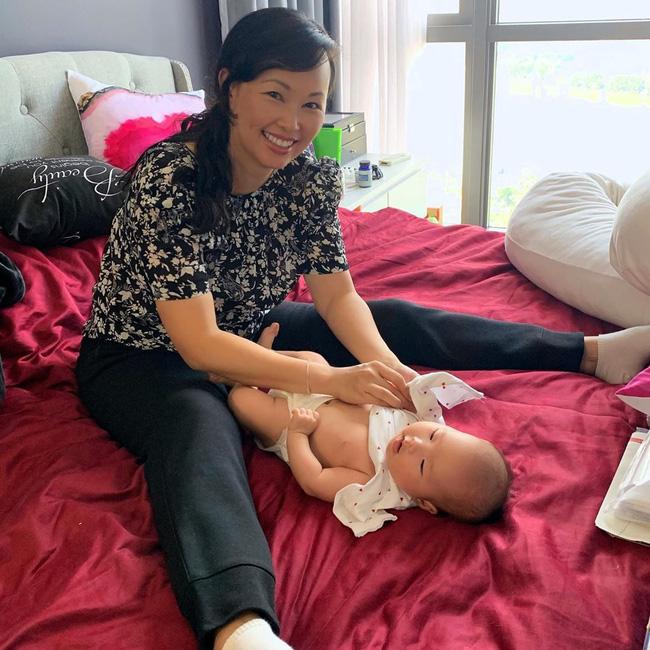 Ngồi chăm con, Shark Linh - Thương Vụ Bạc Tỷ lập tức chiếm spotlight vì cách ăn mặc xuề xòa-3