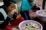 Dùng răng rút xương chân gà sống, bà chủ Thái Lan hài lòng với tình hình kinh doanh: 400 - 500kg chân gà đã được bán ra khắp Châu Á mỗi ngày